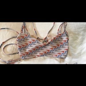 Acacia ziggy top
